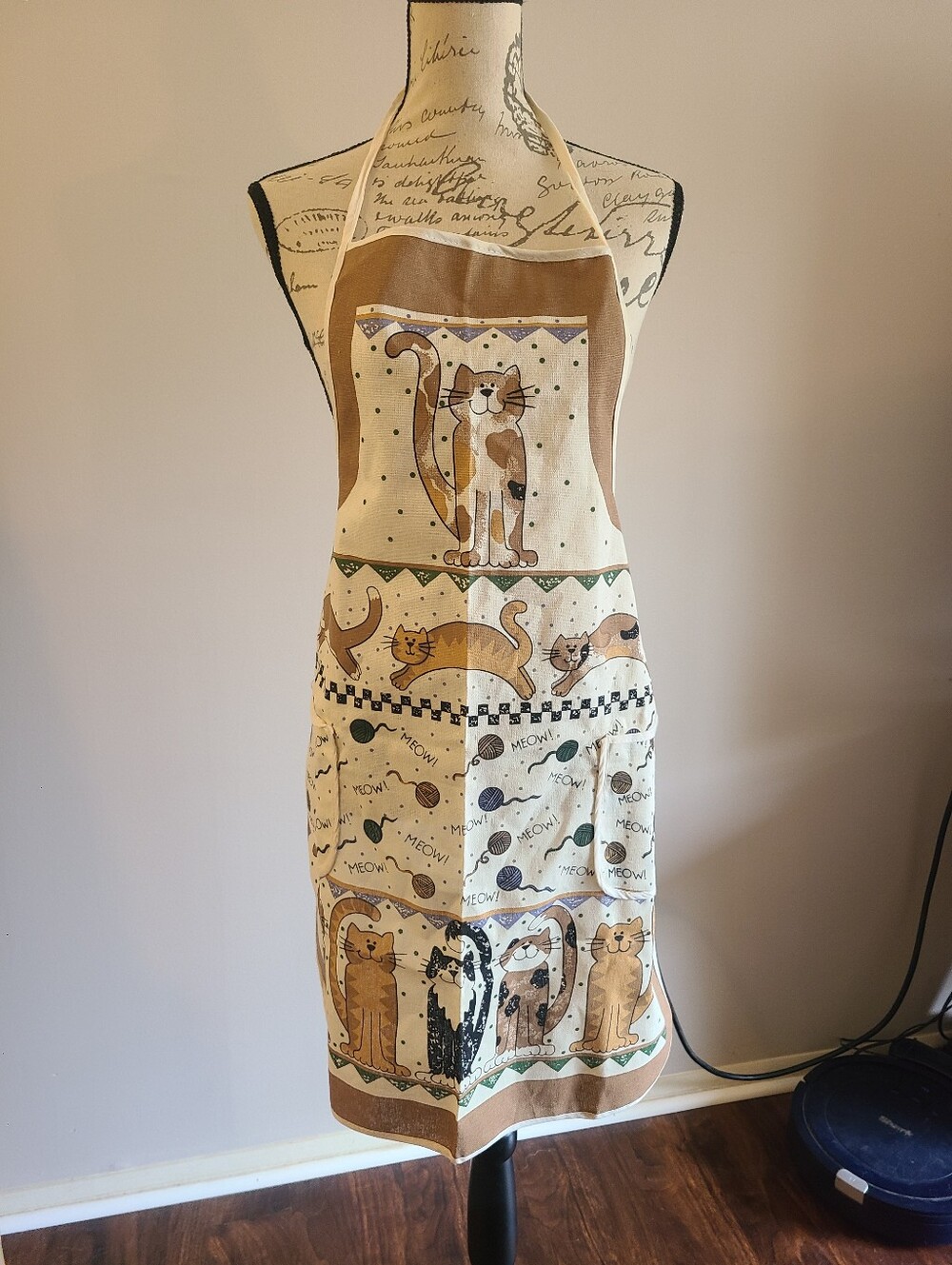 Vintage Cat Print Kitchen Apron in Beige and Brown